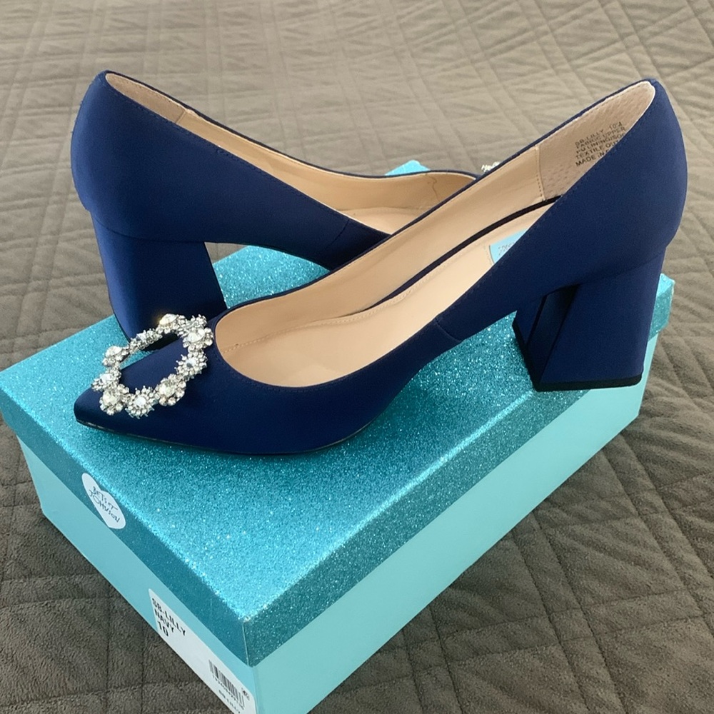 Betsy Johnson NIB Lilly Embellished Satin Dress Pumps/Heels  size 10 - Picture 4 of 17